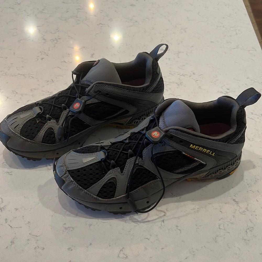 Men’s Merrell hiking shoes,size 8. Black with a pull stroll for ties